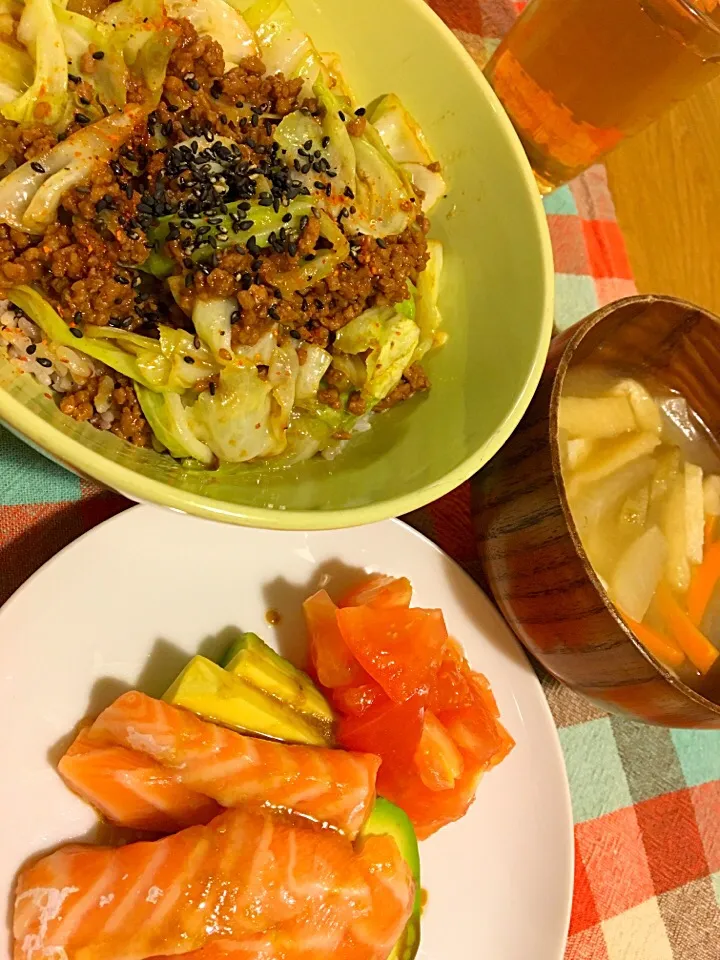 Snapdishの料理写真:＊キャベツの肉味噌炒め丼
＊サーモンとアボカドのカルパッチョ
＊根菜類のお味噌汁|モケモケさん