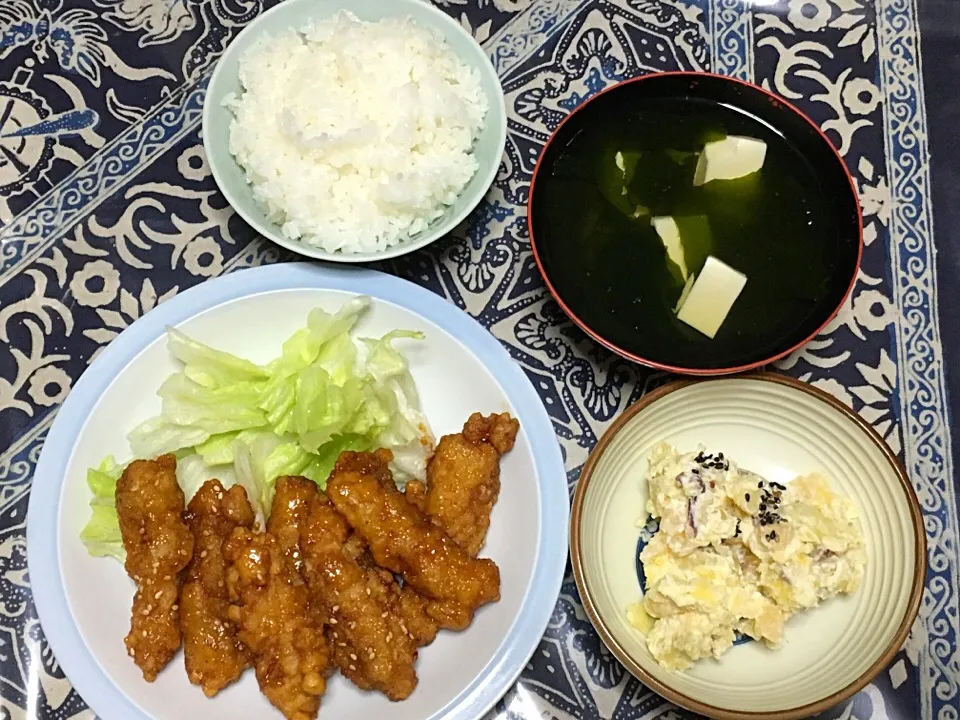 鶏肉を揚げて、ポテトとリンゴをミックスしたサラダです(#^_^#)    저는 요리하는 것은 좋아해요.   아주 멋있었어요.  #닭고기  #샐러드  #저녁식사  #밥  #된장국|まりっぺさん