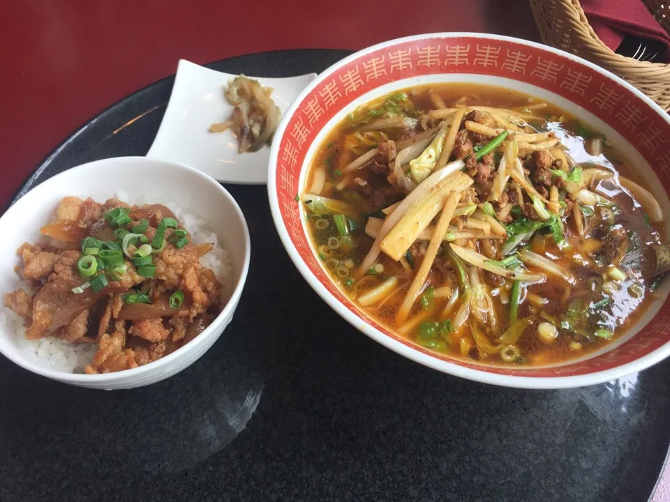 【華萬】四川麻辣麺とミニ焼肉丼|りをさん