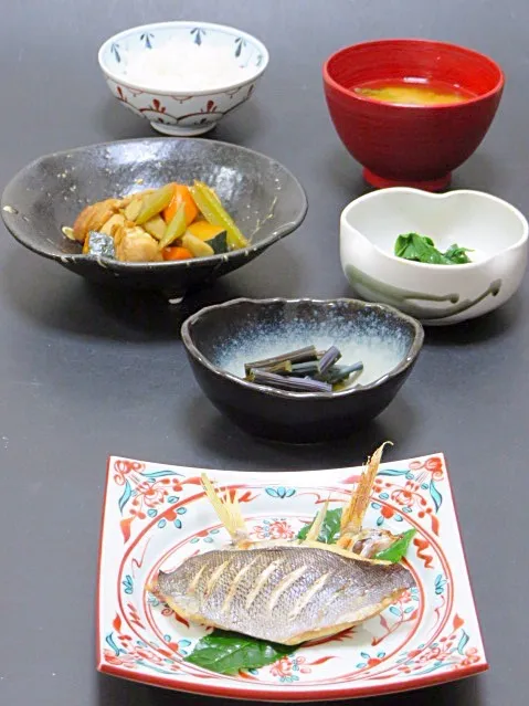 今晩は、イサキの塩焼き、碾茶の新芽のお浸し、わらび煮、根菜炒め煮、豆腐と茸の味噌汁、ご飯  今日も出会ったイサキ君は、和歌山県産。 イサキは磯魚特有の香りが独特の味わいを醸し出す魚で、焼くと皮の旨味が表出してすこぶる美味です(^^)・ 焼いている時の皮の香ばしい香りはたまりません。  GW終盤からゆっくりする時間がなく|akazawa3さん