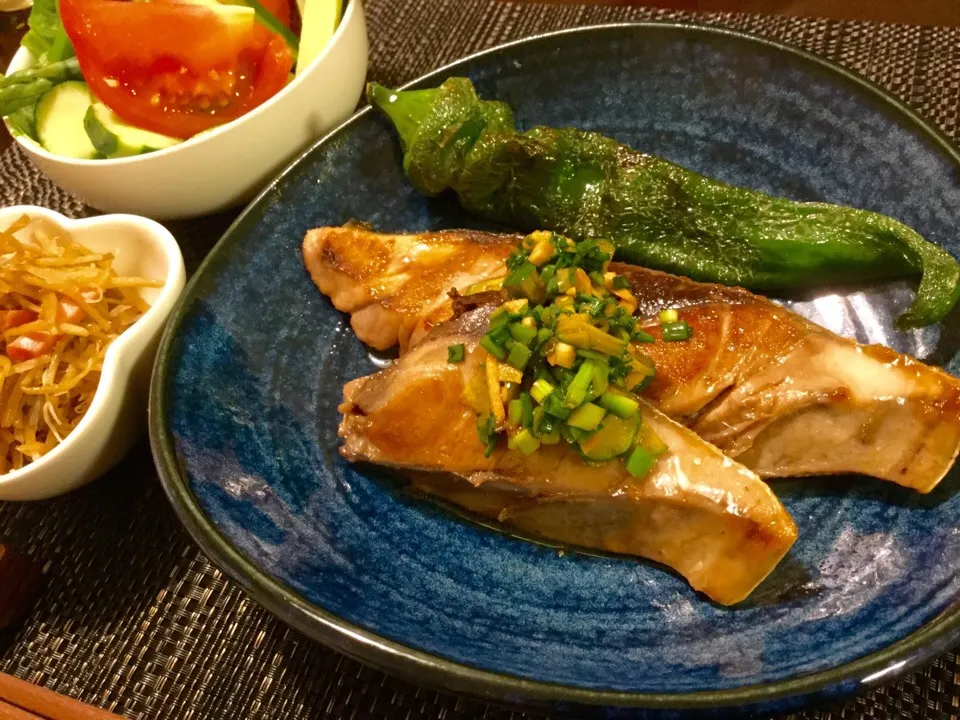 ぶり焼き香味醤油かけ     
万願寺とうがらし添え|Jun  Sakamotoさん