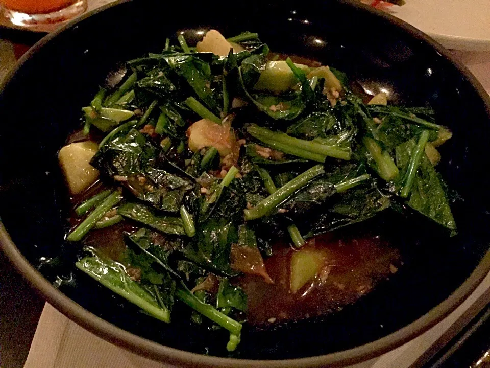 Wok-fried young Chinese broccoli with bird's eye chili, garlic & soy sauce|Sky Blueさん