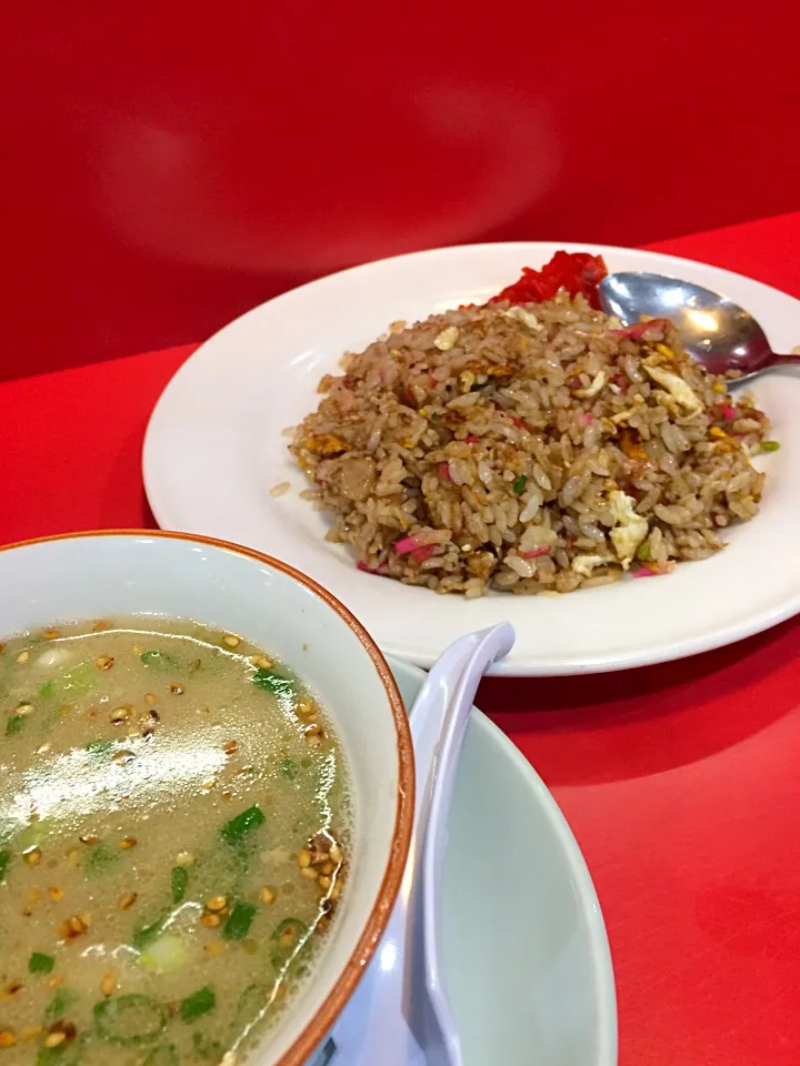 思案橋ラーメンの焼き飯とスープ|けんけんさん