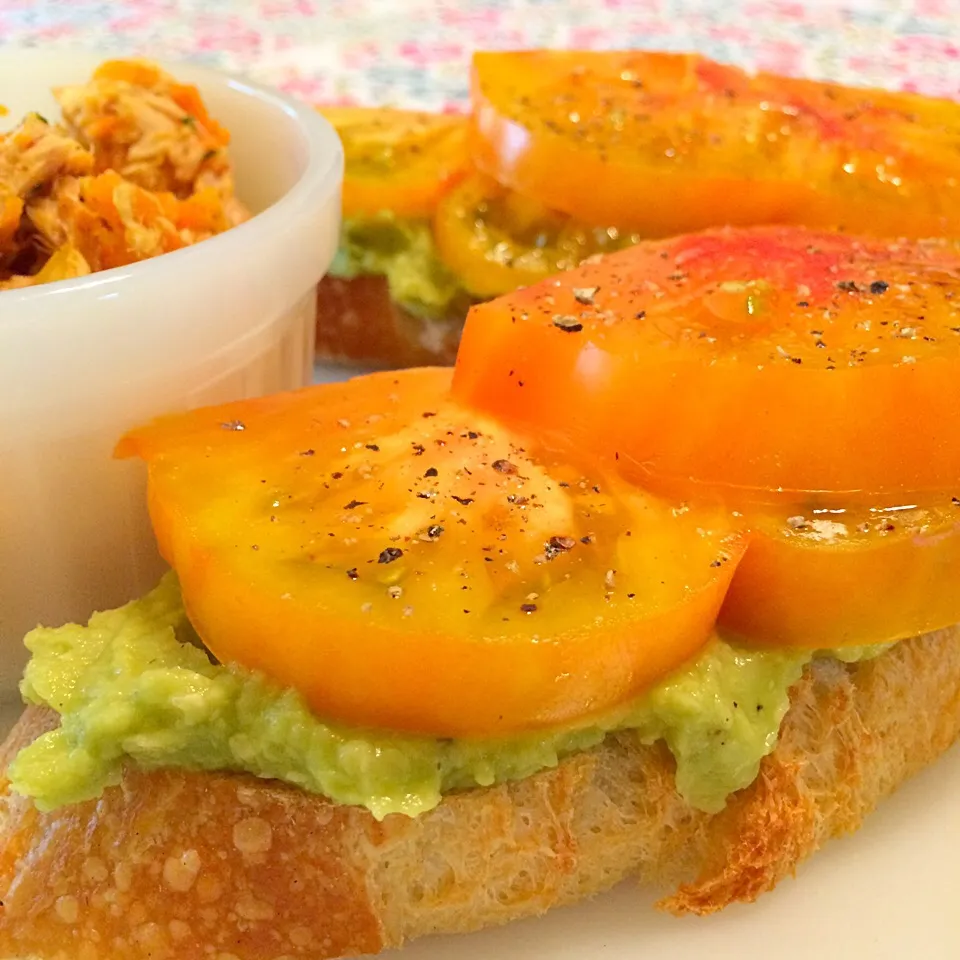 Post workout lunch / Avocado & chick peas mush, heirlm tomato, carrots & tuna salad. 今日のランチはアボカドとひよこ豆のマッシュ、トマト、人参とツナのサラダ。|Nanaさん