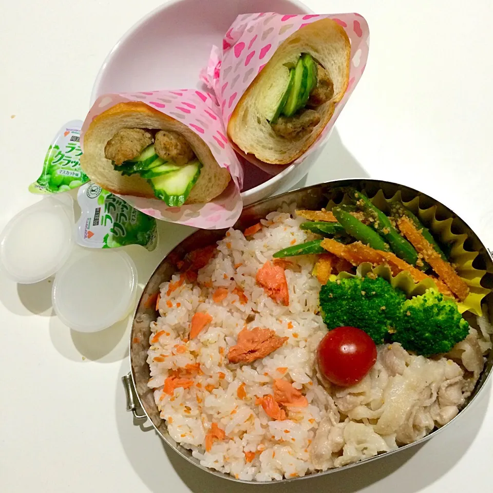 Snapdishの料理写真:鮭胡麻ご飯
豚バラと玉ねぎの塩麹炒め
インゲンと人参の胡麻和え
ブロッコリー
プチトマト

ポークソーセージとキュウリの塩パンサンド
ミニカップゼリー|Juneさん