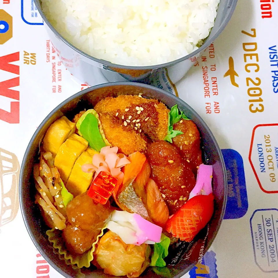 旦那弁当😋

メンチカツ
チキンの甘辛
ミートボール
れんこんのきんぴら
甘塩シャケ
海苔入り卵焼き
揚げシュウマイ
赤ウインナー
花ハム
飾りかまぼこ

以上が今日のメニューです🙋🙋|kmikiyさん