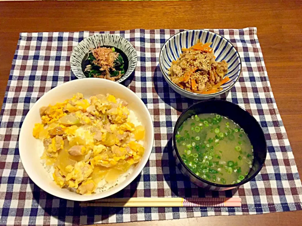 作り置きごはーん♡親子丼、きんぴらごぼう、ほうれん草のおひたし、味噌汁(オクノ作、タロウ盛り付け)|未来さん