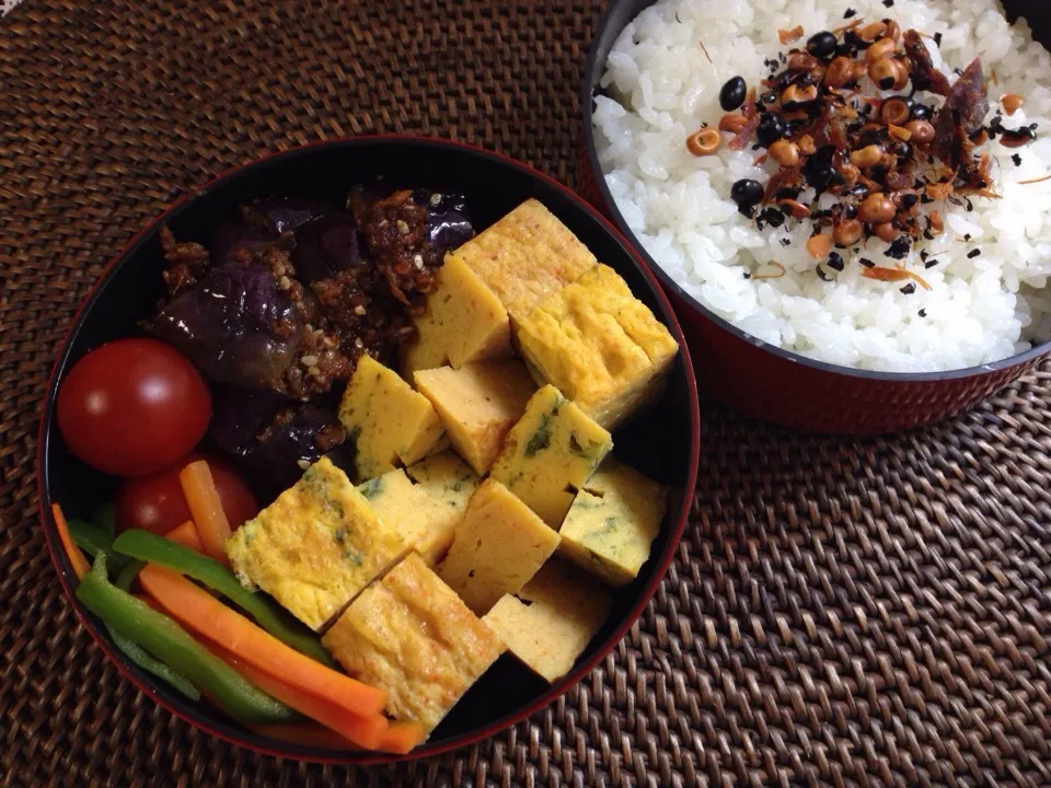 Snapdishの料理写真:ナスのピリ辛そぼろ煮弁当|*なおみん*さん