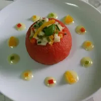 Snapdishの料理写真:tomate confitado relleno de salpicón de marisco y emulsión de cítricos