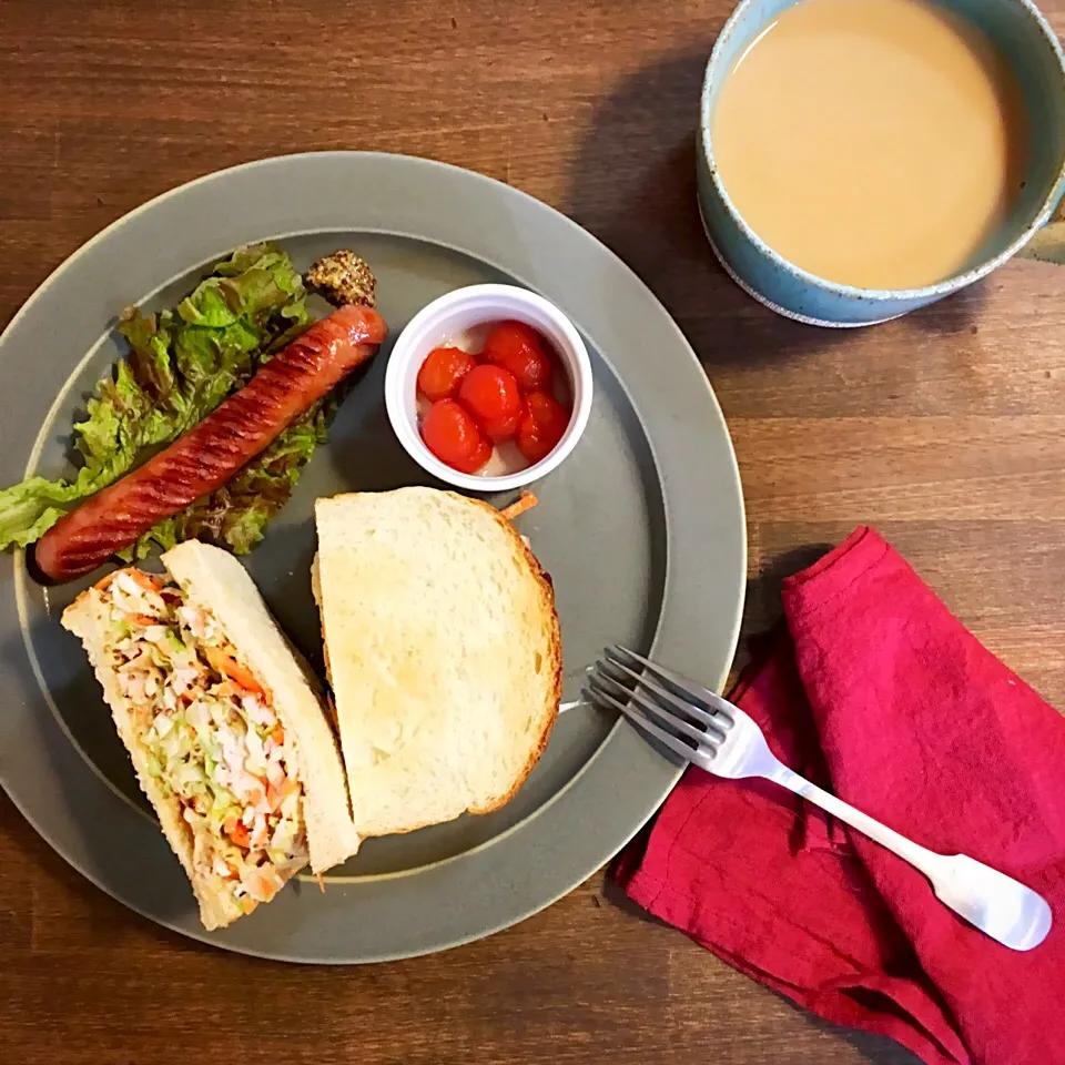 Snapdishの料理写真:朝ごはん。スモークチキンとキャベツ、にんじんの簡単コールスローサンド、あらびきウインナー、トマトのコンポート。|yukko7740さん