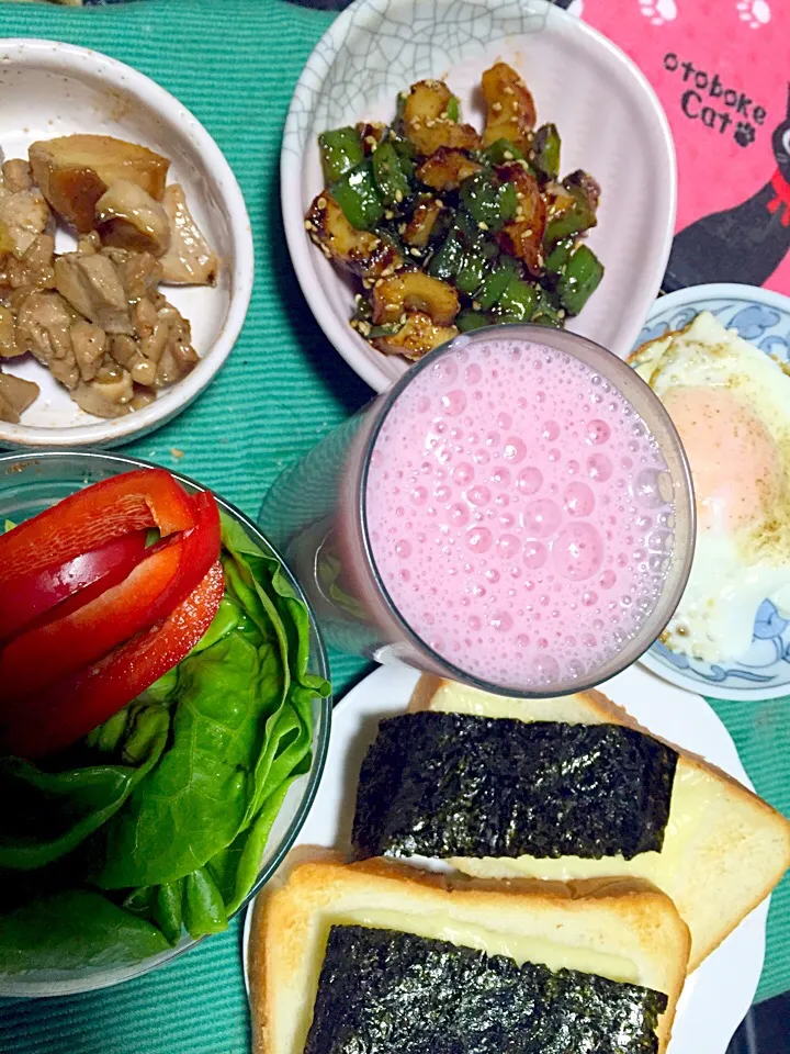 今日の朝ごはん。イチゴのジュース、ピーマンと竹輪の甘辛炒め、じゃがいもと鶏肉の炒めたん（昨日の残り物）、サラダ、目玉焼き、チーズトースト海苔乗せ。|岸野 令子さん