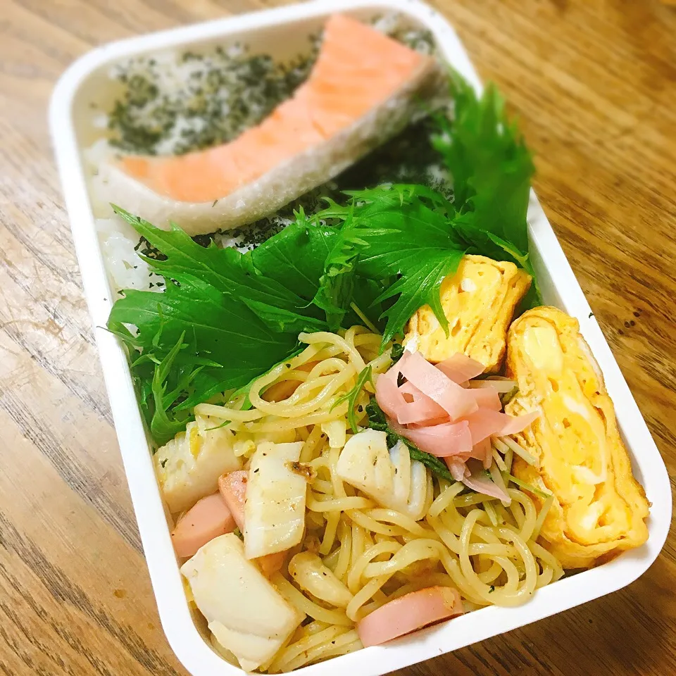 今日のお弁当
・茹で鮭
・イカ入り塩焼きそば
・チーズ入りの卵焼き
・自家製新生姜の甘酢漬け|akiさん