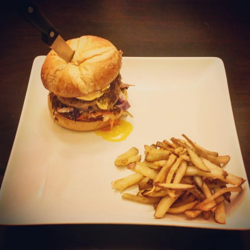 Kimchi Burger w/ Sesame Slaw, Fried Egg, & Kimchi Aoli|Chef Cam Wolfeさん