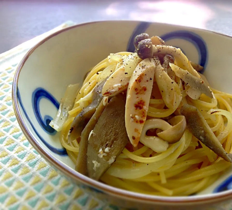 昼ごはん  しめじと牛蒡の塩麹スパゲティ|砂雪さん