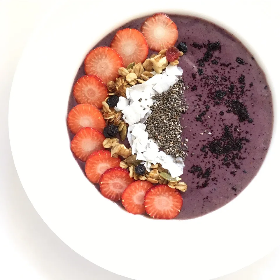 Maqui & blueberry smoothie bowl with granola, coconut & chia seeds|coxiella24さん