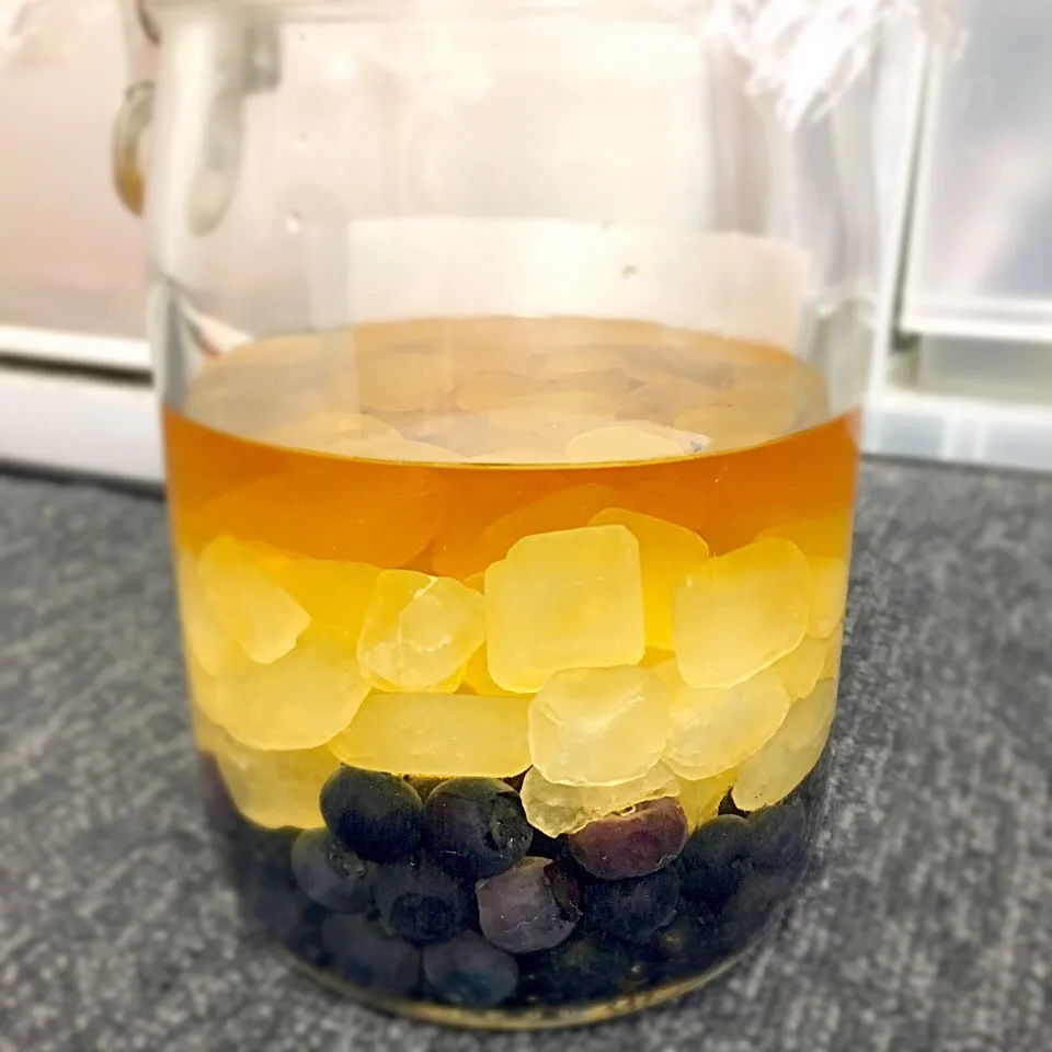 Honey whiskey with crystal/rock sugar and blueberries ブルーベリーと氷砂糖のハチミツウィスキー漬け|Mama Kathi Dinerさん