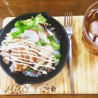 夕飯は照り焼きチキン丼！野菜もたっぷり😋|mikiさん