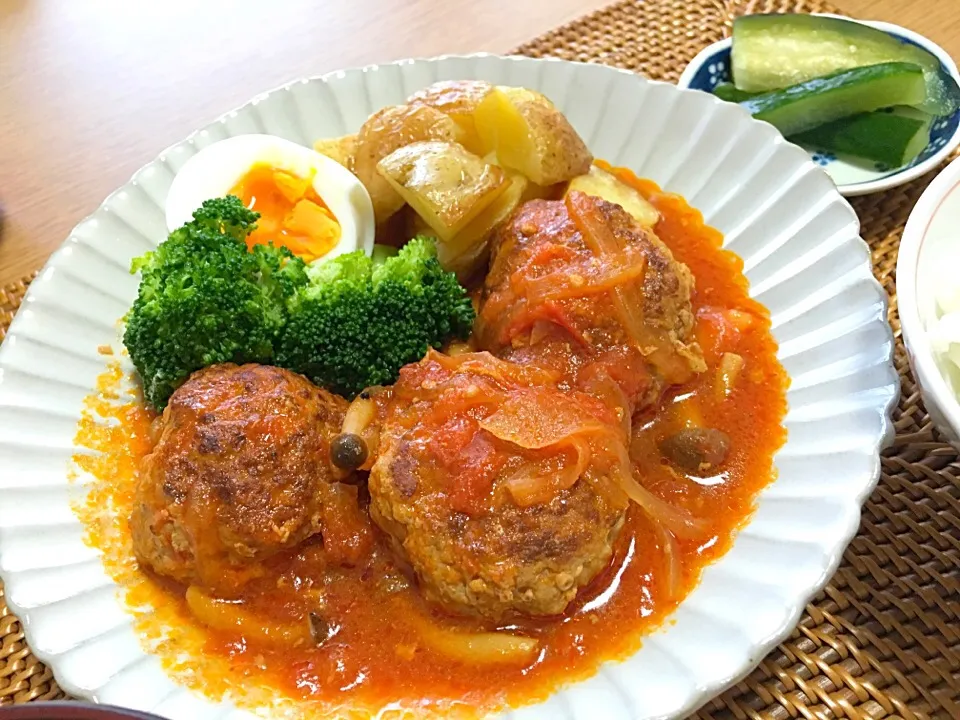 今日の夜ごはん🌙トマト煮込みハンバーグ〜新じゃがの揚げ焼き&ブロッコリー&半熟ゆで卵添え〜|acoyaさん