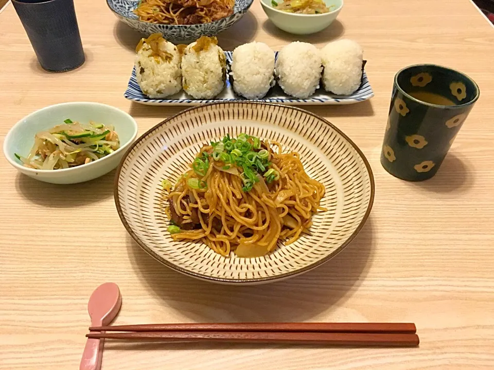 Snapdishの料理写真:今日の夜ごはん☺︎︎

焼きそば定食です⑅︎◡̈︎！

おにぎりは 梅干しと高菜の2種類🍙

もやしときゅうりとツナのナムル。

いただきます🙏🙏|ko.postさん