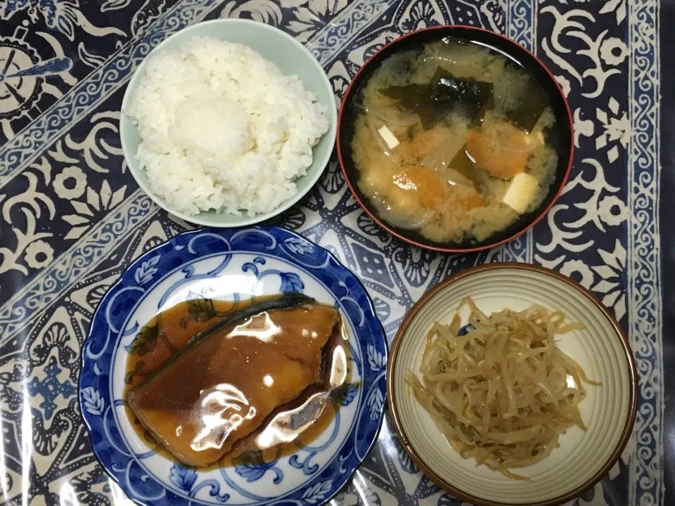 Snapdishの料理写真:いつも和食中心の食事を心掛けてます(#^_^#)  #밥 #방어 #콩나눌 #된장국  #飯 #鰤 #豆芽菜 #大醬湯 #rice #yellowtail #sprout #misosoup #ご飯 #ブリ #もやし #味噌汁|まりっぺさん