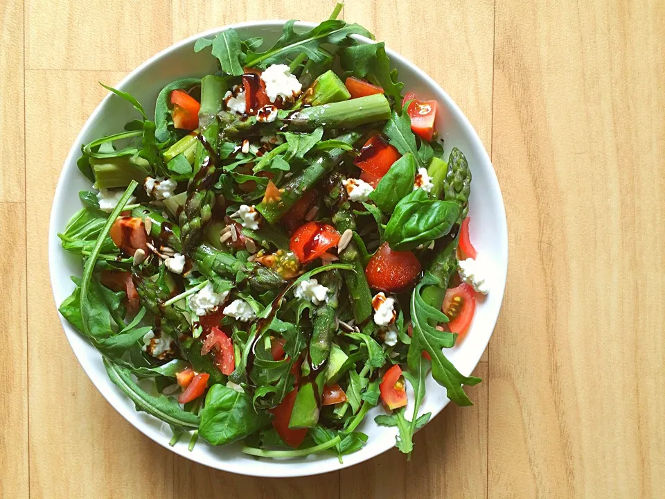 Snapdishの料理写真:seasonal asparagus salad for lunch 🎍|CatzeMDさん