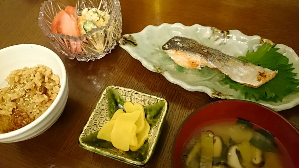 Snapdishの料理写真:かしわ飯、鮭の塩麹焼き、薩摩芋玉葱椎茸のお味噌汁、沢庵、おからサラダ|アンジェさん