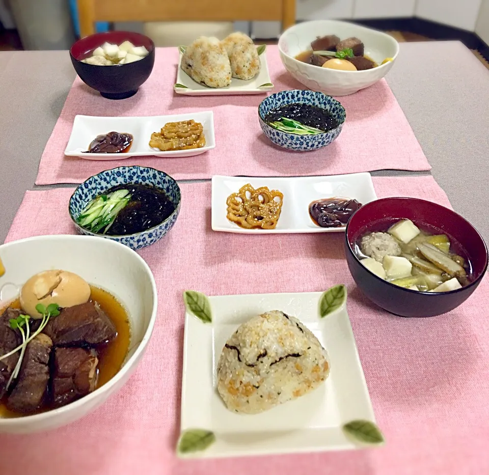 Snapdishの料理写真:豚の角煮
蓮根のきんぴら
ホタルイカ沖漬け
鶏つくねとごぼうのお味噌汁
もずく酢|チャンプさん