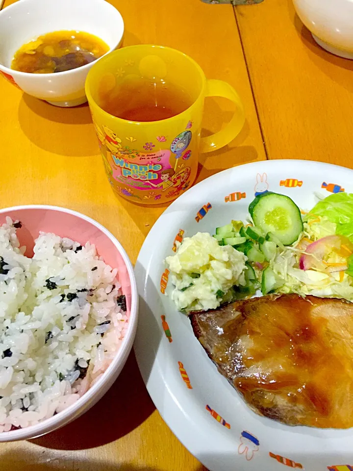 Snapdishの料理写真:ブリの照り焼き  ポテトサラダ  グリーンサラダ  韓国海苔混ぜごはん  卵かけ🍚|ch＊K*∀o(^^*)♪さん