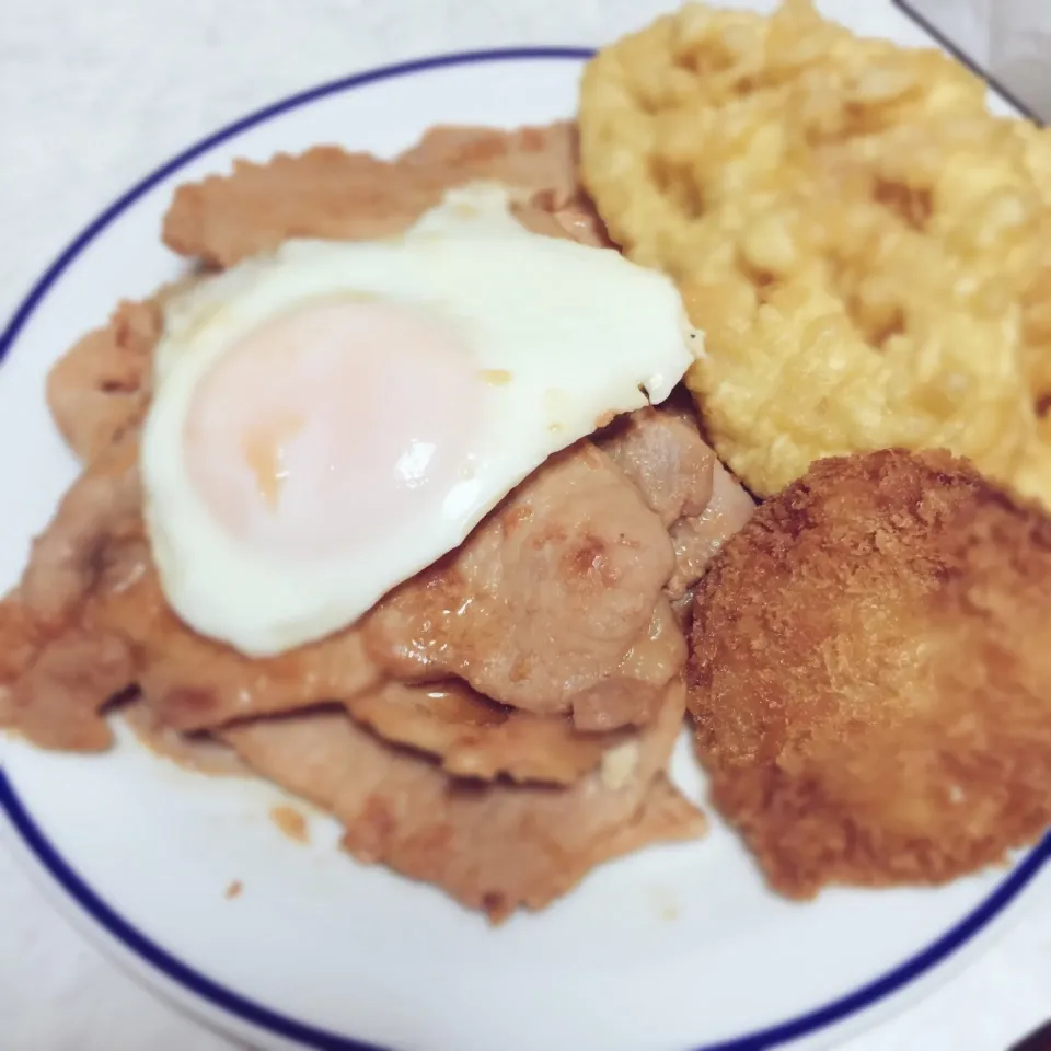 Snapdishの料理写真:豚の生姜焼きに揚げ物、目玉焼きのせ|Sakura.Kさん