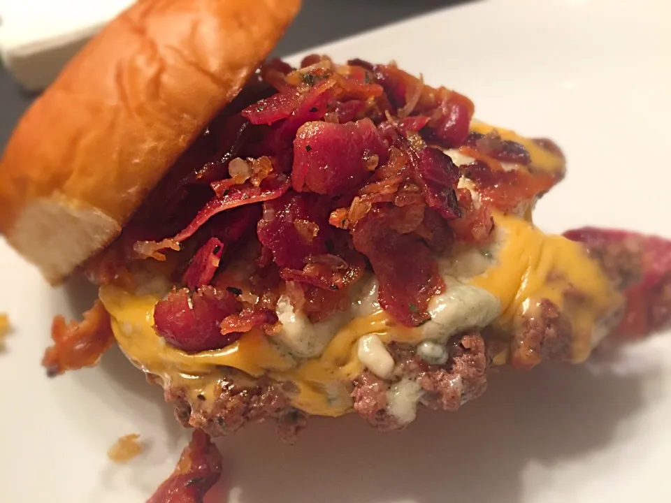 Blue cheese burger with bacon jam|TJ McAfoosさん