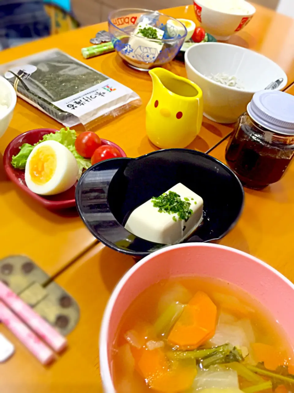 朝ごはん  🍚  かぶとジャガイモ人参のスープ       冷や奴  半熟卵  ミニトマト  釜揚げしらす  海苔の佃煮  味付け海苔|ch＊K*∀o(^^*)♪さん