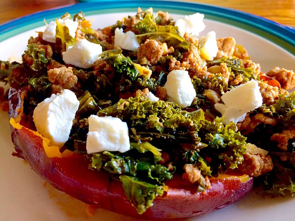 Chorizo, kale and golden raisin stuffed sweet potato with goat cheese|Casey Murrellさん