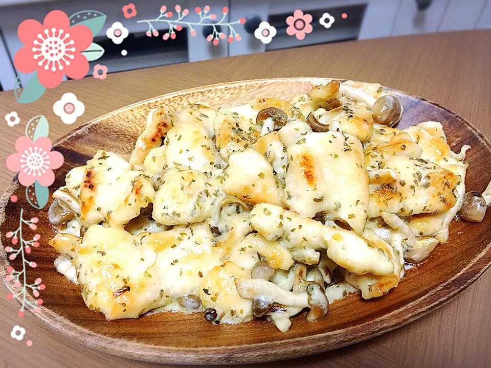 Snapdishの料理写真:しめじとチキンの柚子胡椒クリーム煮🌸|みきぴょん♪さん