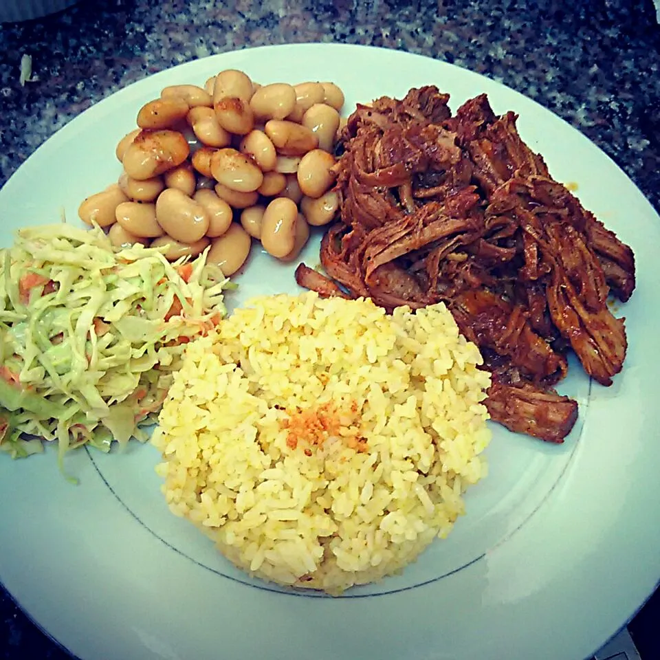 Pulled pork barbecue, beans and slaw with java rice|Tezu Ropezuさん