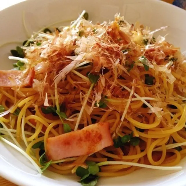 梅太郎さんのベーコンとカイワレの醤油パスタ #レシピブログ #RecipeBlog|レシピブログさん