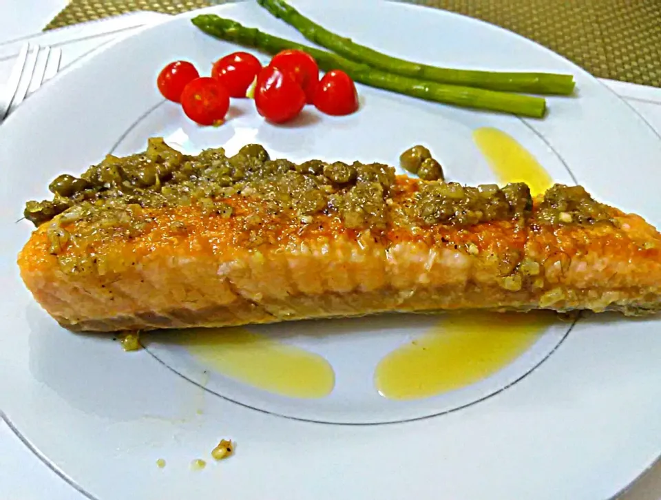 norwegian salmon topped with capers in lemon butter sauce|Tezu Ropezuさん