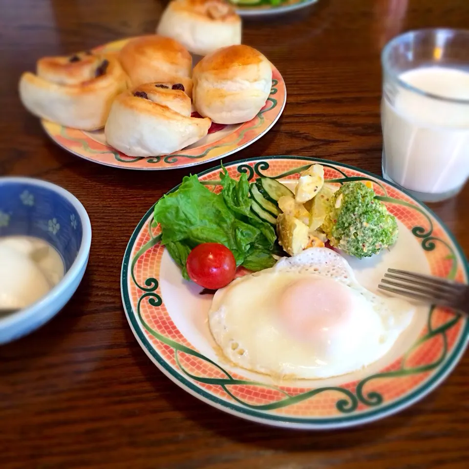 朝ごぱん〜。レーズン丸パンがお気に入りです|_tsvietさん