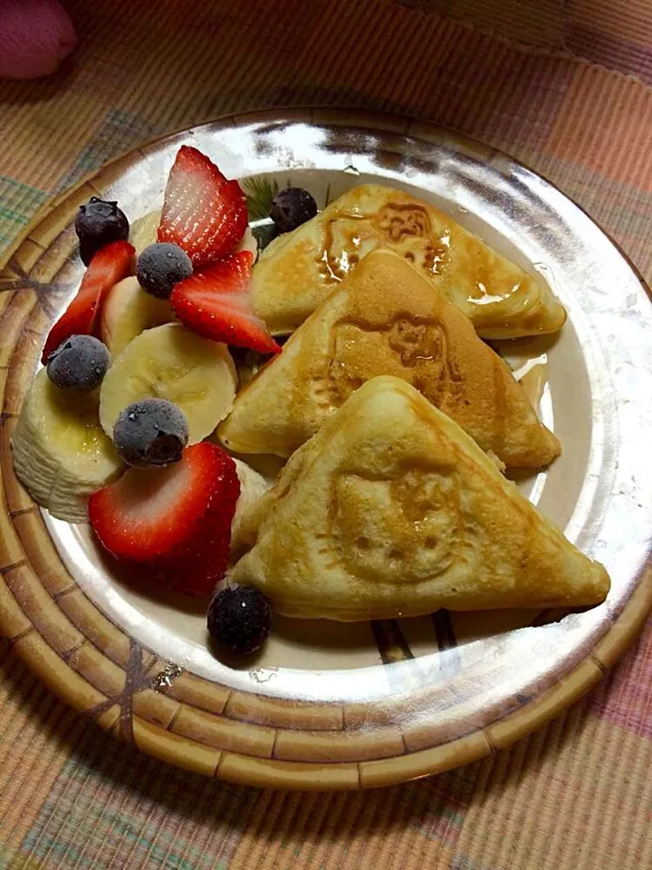 Snapdishの料理写真:Hello Kitty Pancakes and fresh fruits|🌺IAnneさん