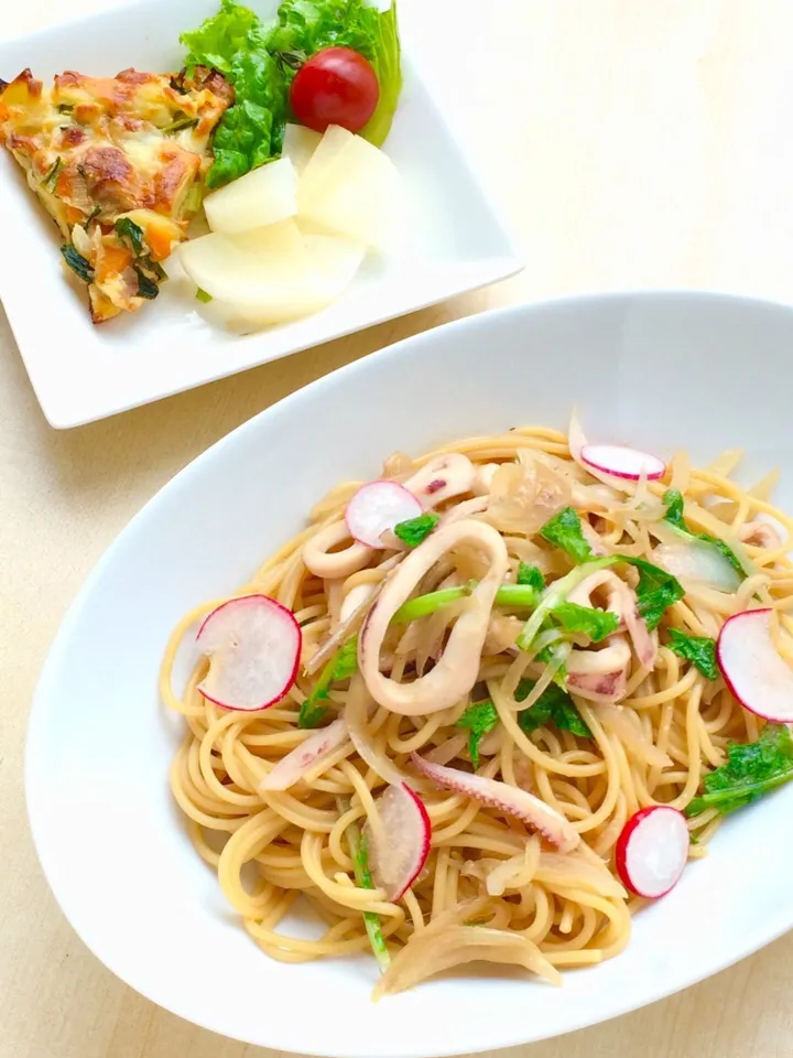 Japanese flying squid pasta with vegetable quiche.
木曜カフェ、トモさんのランチは！スルメイカのバター醤油パスタ（パンキッシュ付き）
　
最近、近くのOLさんたちも食べに来てくださいます。
日替わりオーナーを楽しみにしてくださっているようです(^O^)|心斎橋  C Flat Cafeさん