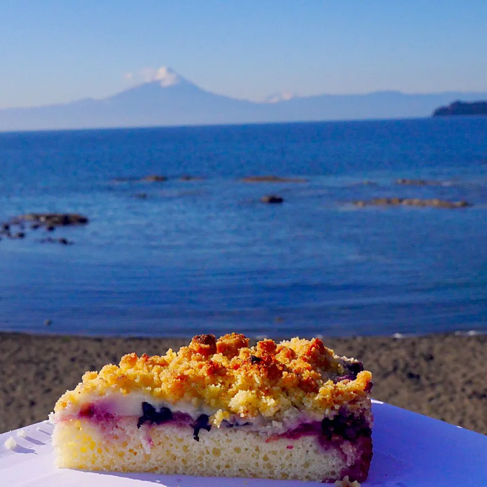 One of the best crumbles I've had is in this little German town in Chile.  Here is a delicious kuchen with a volcano view.|Amandaさん