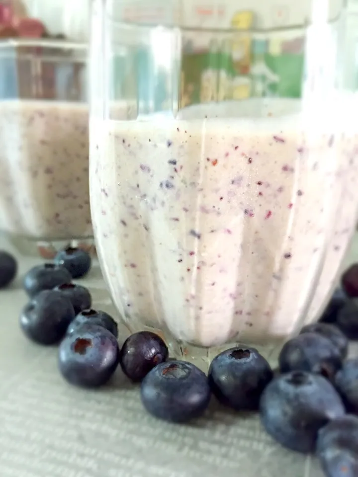 Snapdishの料理写真:Blueberries Honey Yoghurt Smoothie 💙|Tari's Kitchenさん