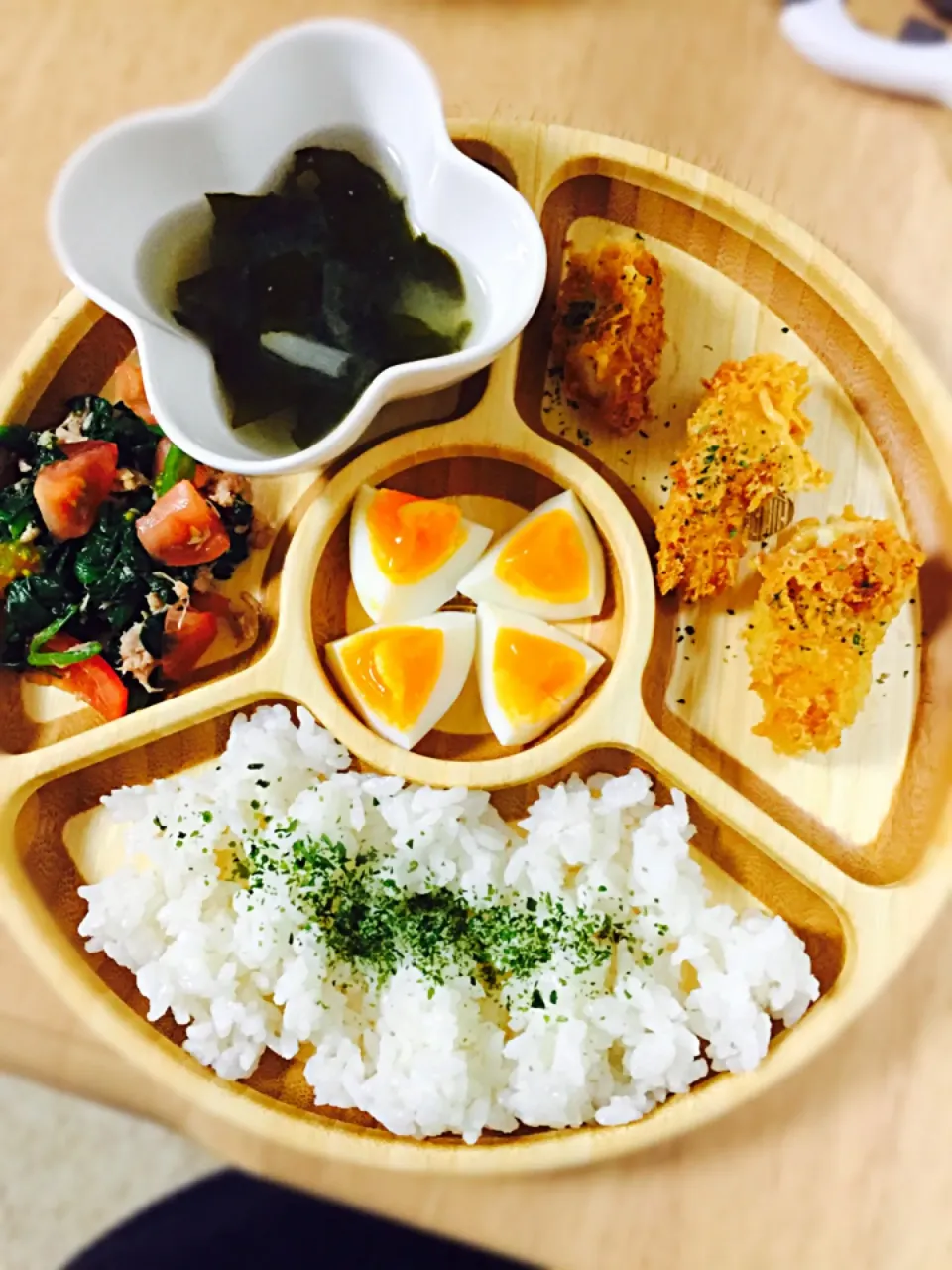 さな飯(ささ身チーズフライ ほうれん草とツナとトマトのめんつゆ和え わかめスープ ゆで卵 ご飯)1歳5ヶ月#離乳食後期#さな飯|えりこさん