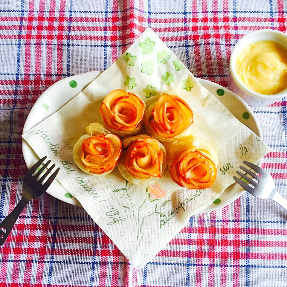 Snapdishの料理写真:バラのアップルパイ😋🍴|nodokaさん