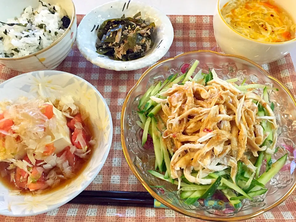 バンバンジー 
冷奴（トマトと新玉ポン酢で）
生わかめとツナの胡麻油醤油和え
中華風玉子スープ|Sayuri Kameshiroさん