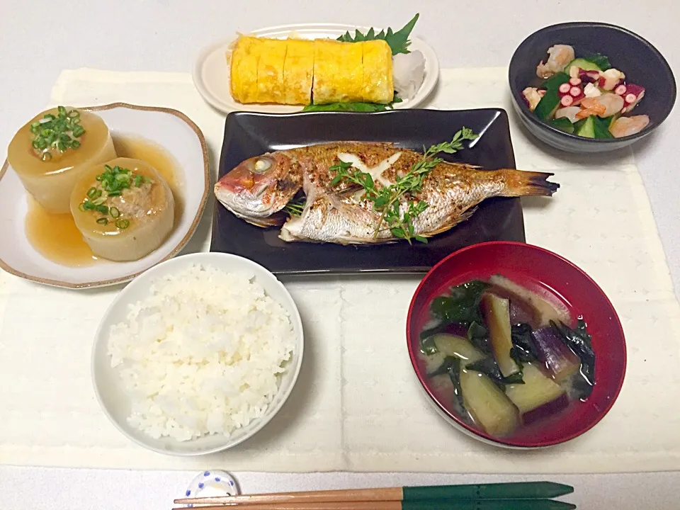 鯛の香草焼き、大根の肉詰め、タコとエビときゅうりの酢の物、卵焼き、ナスとわかめの味噌汁|まみさん