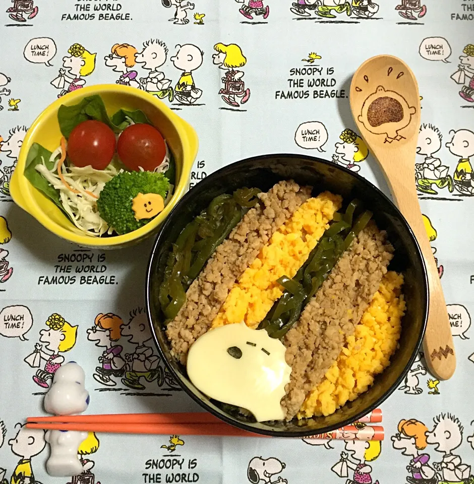 Snapdishの料理写真:三色ごはんでアフロスヌーピー|namimoさん