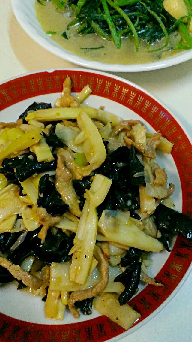 Fresh Gui Zhu bamboo shoots stir-fried with black fungus and pork 新鮮桂竹筍炒黑木耳肉片|Cindyさん