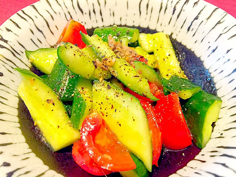 胡瓜とトマトのアンチョビ和え。
Cucumber and tomato salad with anchovies.|Sayaka Jinsenji Huletteさん