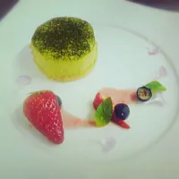 Snapdishの料理写真:濃厚な抹茶のチーズケーキ　季節のフルーツと供に|料理人　conyさん