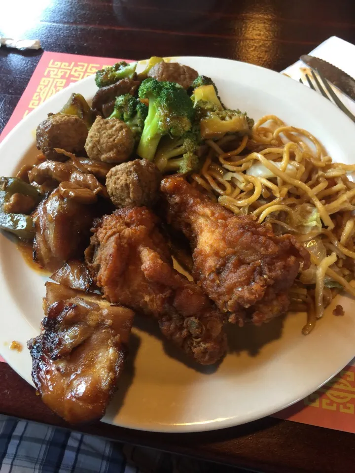 Chicken wings, noodles, broccoli & beef, bourbon chicken & meatballs...|Richard Thompsonさん